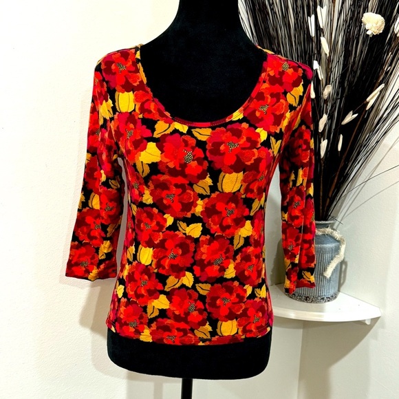 Harold’s 3/4 sleeve fitting top Festive Floral Delight: Vibrant Holiday Blooms - Picture 1 of 7
